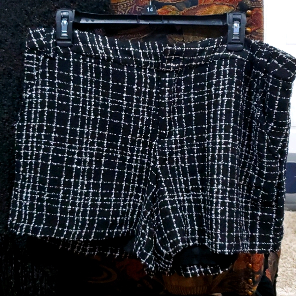 Dress shorts black and white